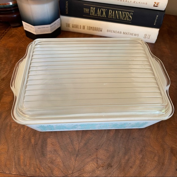 Turquoise on White Butterprint Pyrex 503, 1.5 quart Vintage casserole dish lid - Picture 5 of 5